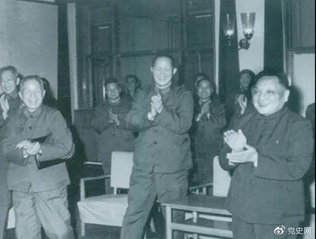 1978年3月，鄧小平和參加五屆人大一次會議的解放軍代表在一起。