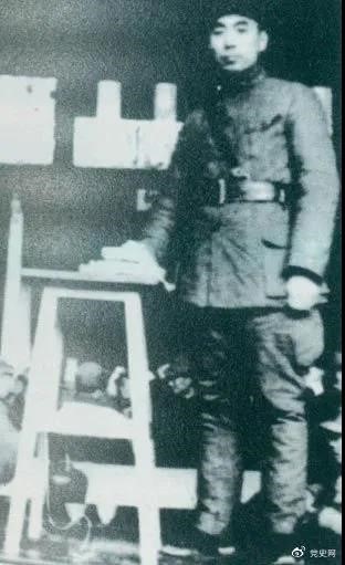 1939年3月10日，周恩來為新四軍排以上干部作題為《目前形勢與新四軍任務(wù)》的報告。