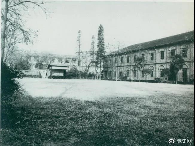 　　1927年3月18日，毛澤東出席在武昌舉行的河南武裝農(nóng)民代表大會，并作湖南農(nóng)運狀況報告。圖為大會會場——武昌農(nóng)講所大操場。