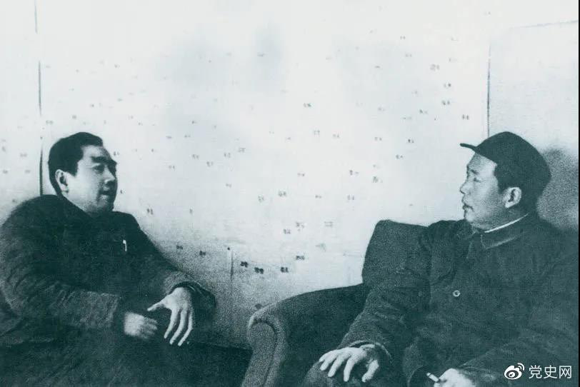 圖為毛澤東和周恩來在河北西柏坡。