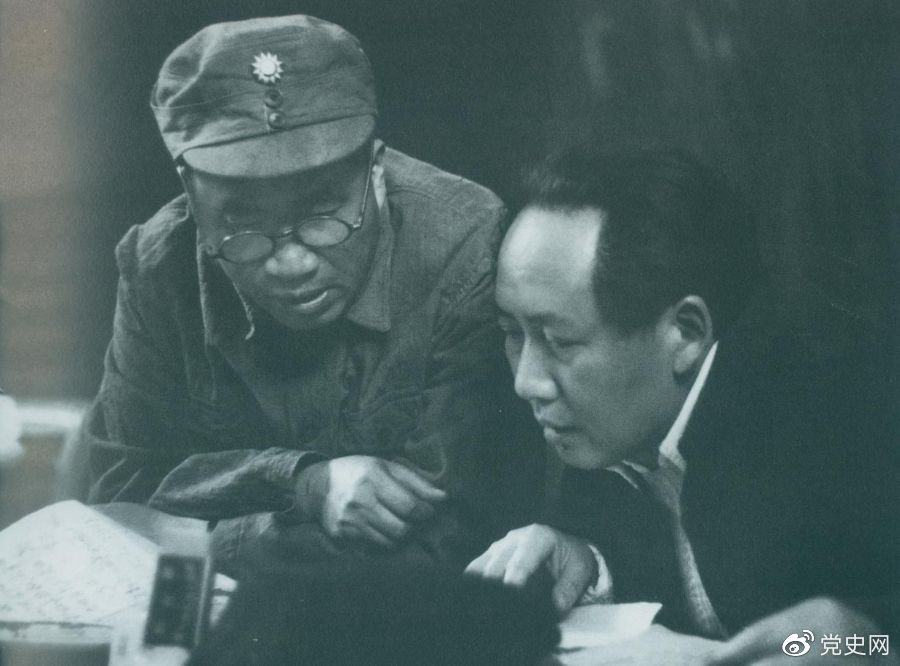 1945年4月，毛澤東和朱德在中國共產(chǎn)黨第七次全國代表大會上。