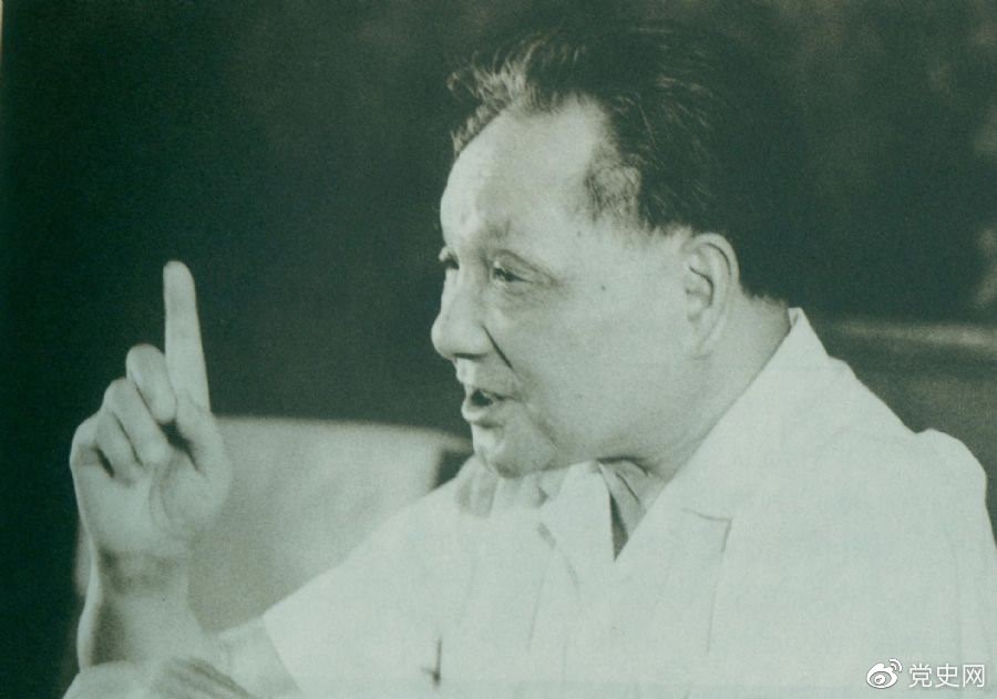 　　1981年6月27日，中共十一屆六中全會(huì)通過(guò)《關(guān)于建國(guó)以來(lái)黨的若干歷史問(wèn)題的決議》。圖為鄧小平在閉幕會(huì)上發(fā)表講話。