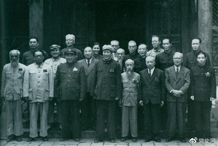 1949年7月5日，新政治協(xié)商會(huì)議籌備會(huì)常務(wù)委員合影。