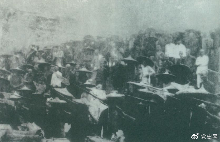 　　1926年7月9日，國(guó)民革命軍開(kāi)始北伐。兩天后，北伐軍的先頭部隊(duì)葉挺獨(dú)立團(tuán)攻占了長(zhǎng)沙。然后向武漢進(jìn)攻。一路上，迅猛發(fā)展的農(nóng)民運(yùn)動(dòng)有力地配合了北伐戰(zhàn)爭(zhēng)。在湖南、江西、湖北，農(nóng)民運(yùn)動(dòng)越來(lái)越引人注目。這是支援北伐戰(zhàn)爭(zhēng)的農(nóng)民自衛(wèi)軍。