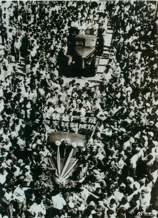 　　1956年7月13日，第一批國(guó)產(chǎn)“解放”牌汽車(chē)在長(zhǎng)春第一汽車(chē)制造廠(chǎng)試制成功，結(jié)束了中國(guó)不能制造汽車(chē)的歷史。圖為7月14日，“解放”牌汽車(chē)開(kāi)下生產(chǎn)線(xiàn)。