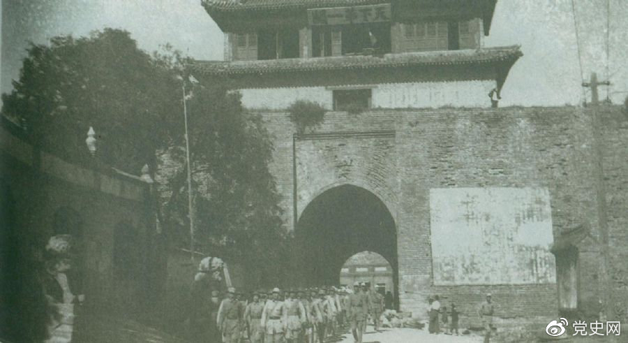 1945年8月下旬，八路軍解放山海關(guān)。